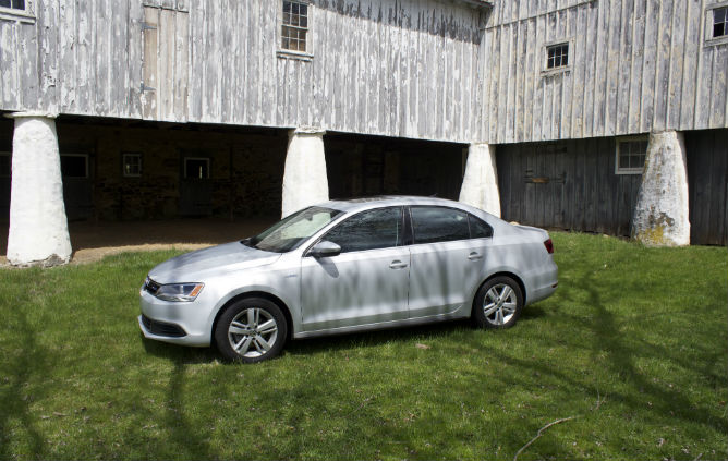 2013_Jetta_Hybrid_on_grass