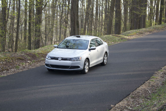 2013_Jetta_Hybrid_on_the_road