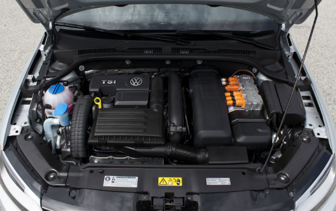 1.4L turbo engine on left, transaxle on right, pancake motor down underneath in the middle. Three clutches are involved in this – two in dual clutch trans, another for electric motor decoupling. 