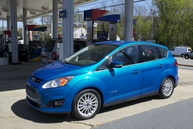 2013_C-Max_Hybrid_gas station