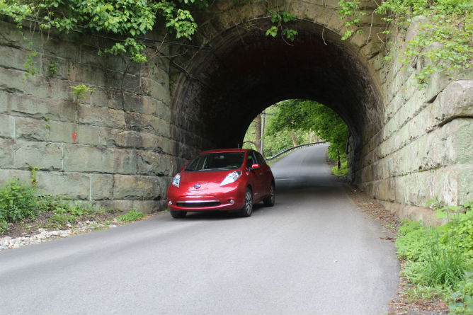 2013_Leaf_under_bridge